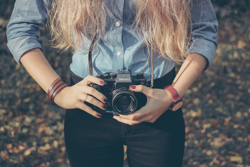 photographe-ASCROS-min_hand-person-girl-woman-camera-photography-614-pxhere.com